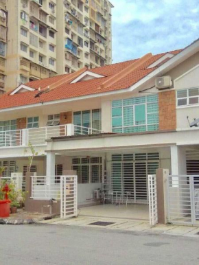 38 Georgetown 3 Storey Terrace local food 5rooms 16pax